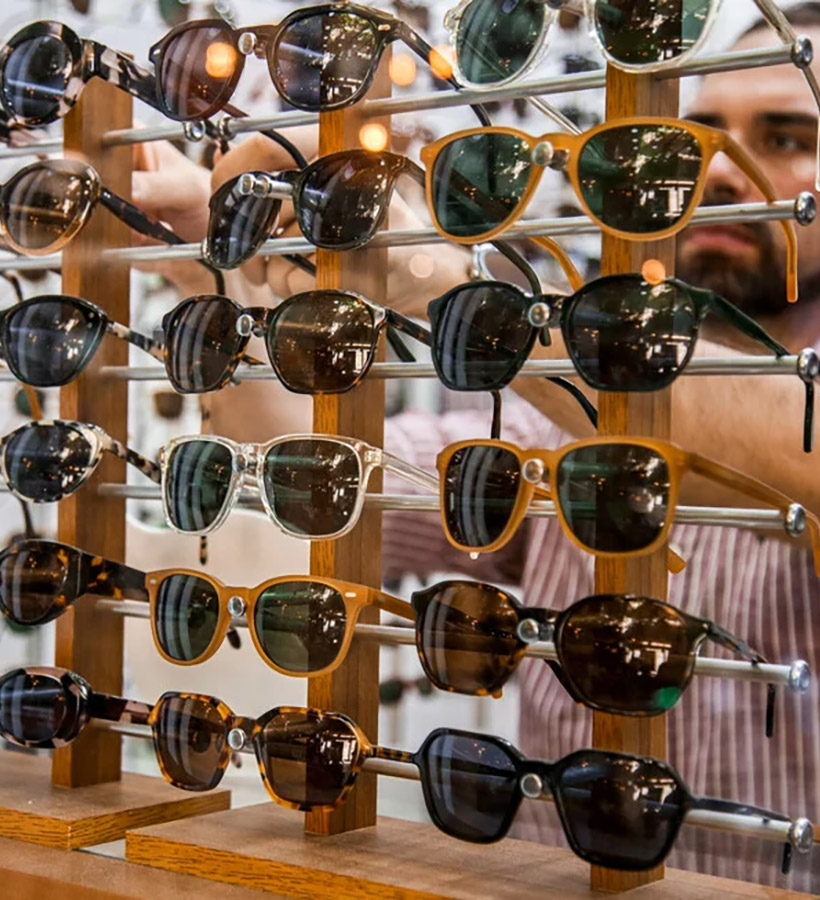 ένα κατάστημα οπτικών γεμάτο απ’ άκρη σ’ άκρη με γυαλιά ένα κατάστημα οπτικών γεμάτο απ’ άκρη σ’ άκρη με γυαλιά